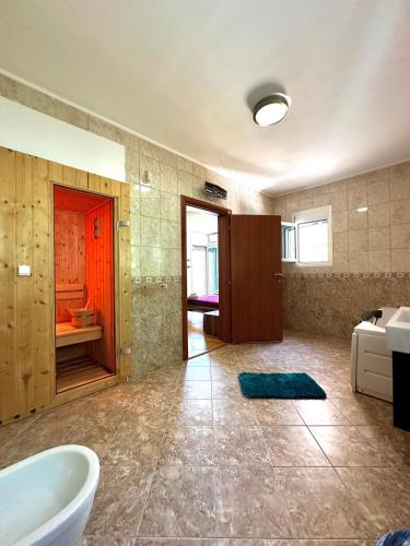een badkamer met een bad en een wastafel bij Villa ELLA in Bar