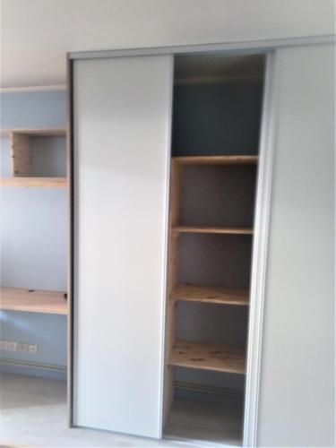a mirror in a room with a closet at charmant appartement in Charency-Vezin
