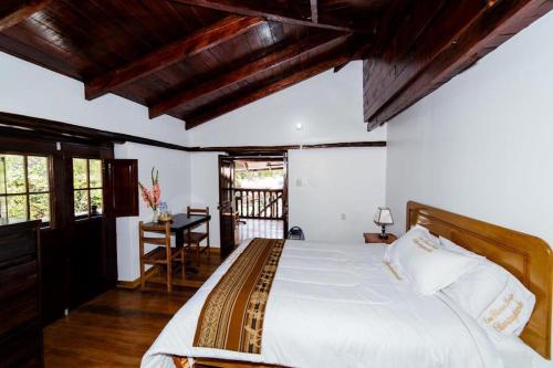 ein Schlafzimmer mit einem großen Bett in einem Zimmer in der Unterkunft Casablanca Ollantaytambo in Ollantaytambo