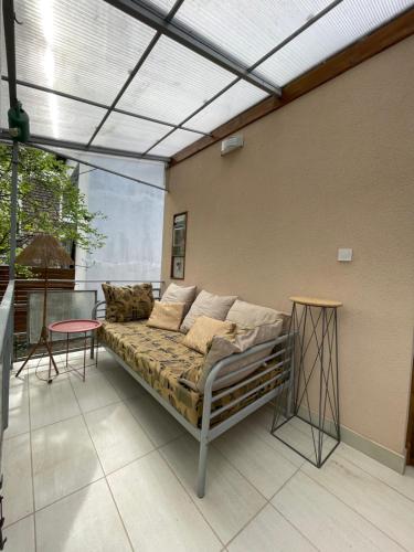 Cette chambre comprend un lit et une table. dans l'établissement Riverside Apartman Szentendre, à Szentendre