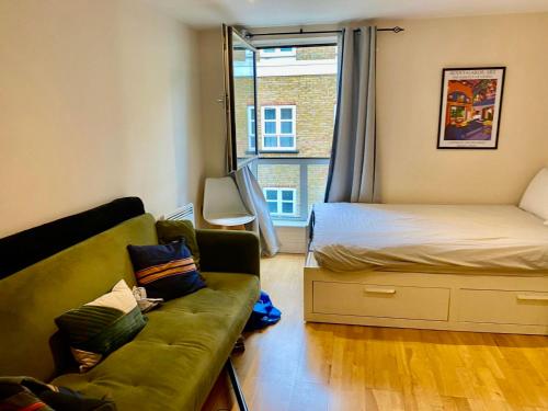 En eller flere senger på et rom på Modern 1 bedroom apartment moments from Shoreditch