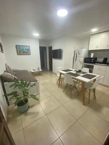 a kitchen and dining room with a table and chairs at Departamento Gastón in Posadas