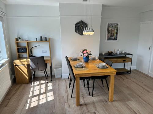 a dining room with a wooden table and chairs at Luxury Apartment in Letchworth in Letchworth