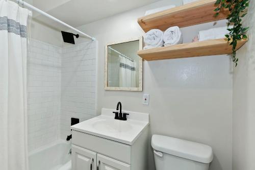 Un baño blanco con lavabo e inodoro. en 157 - Angelenos Cabin - Meredith Lodging, en Big Bear City