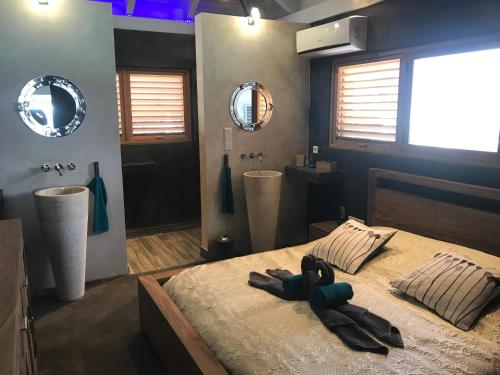 Ένα ή περισσότερα κρεβάτια σε δωμάτιο στο KAS Alegria-Ocean - PICKUP TRUCK included