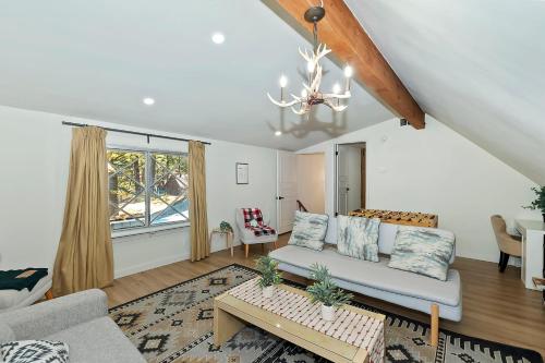 una sala de estar con un sofá y una mesa en 157 - Angelenos Cabin - Meredith Lodging, en Big Bear City