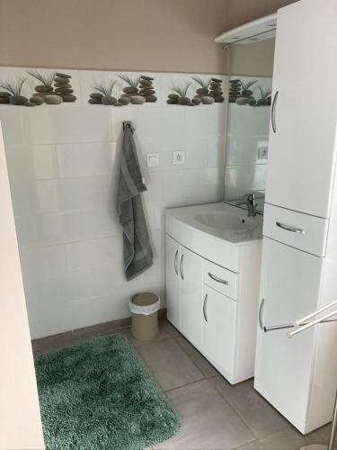 une cuisine avec un évier et un réfrigérateur blanc dans l'établissement Doupassage, à La Châtelaine