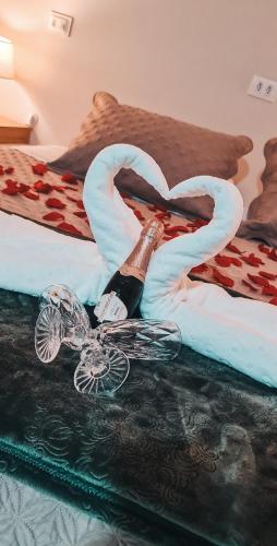 a bed with a bottle of champagne and a towel at Flat Noronha Dreams in Fernando de Noronha