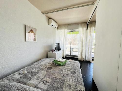 - une chambre avec un lit et une fenêtre avec une télévision dans l'établissement Port Vincent - La Grande-Motte, appartement, piscine, wifi MAE-8384, à La Grande Motte