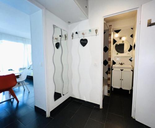 - un couloir avec un mur blanc et des cœurs dans l'établissement Port Vincent - La Grande-Motte, appartement, piscine, wifi MAE-8384, à La Grande Motte