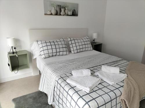 - une chambre avec un lit et 2 serviettes dans l'établissement Céntrico apartamento con vistas, à Santa Cruz de Tenerife