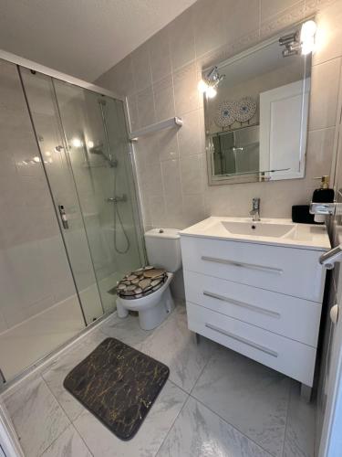 une salle de bain avec toilettes, lavabo et douche dans l'établissement Alecus, à Calp