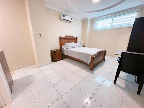 מיטה או מיטות בחדר ב-Suitesecu Guayaquil