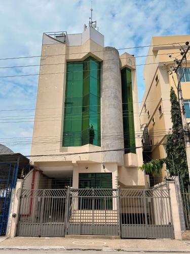 un edificio con una cruz encima en Suitesecu Guayaquil, en Guayaquil