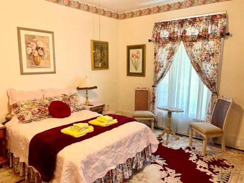 een slaapkamer met een bed met handdoeken erop bij Irishette - Charming Suite in 1893 Victorian Home in Dublin