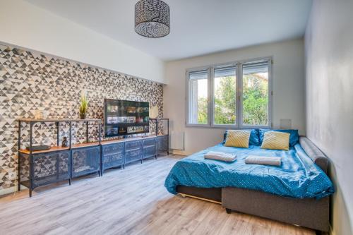 une chambre avec un lit et une télévision dans l'établissement Cosy Appart au rdc 4 pers 5min RER, Disney & Paris, à Villiers-sur-Marne