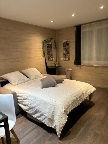 une chambre avec un grand lit avec des draps blancs dans l'établissement Studio 2 personnes, à Vinassan