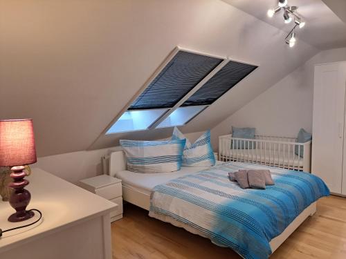 1 dormitorio con cama y ventana en Nici´s Appartements, en Litschau