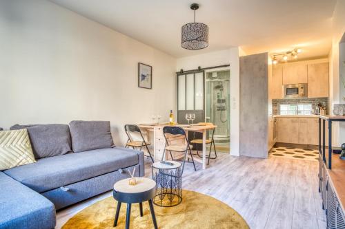 un salon avec un canapé et une table dans l'établissement Cosy Appart au rdc 4 pers 5min RER, Disney & Paris, à Villiers-sur-Marne