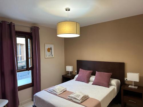una camera da letto con un letto con due cuscini sopra di Vivienda Vacacional VillaVerde a Valverde