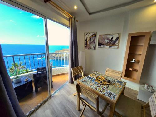a dining room with a table and a view of the ocean at Mirador de Encantos Playa San Marcos in San Marcos