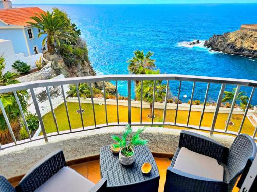 einen Balkon mit Stühlen und Meerblick in der Unterkunft Mirador de Encantos Playa San Marcos in San Marcos