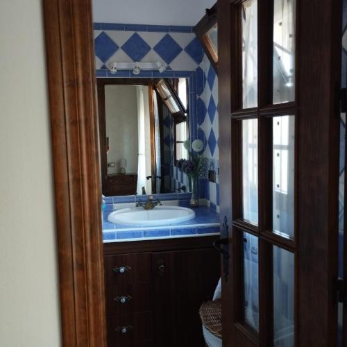 een badkamer met een wastafel en een spiegel bij Casa Ayala in Ronda