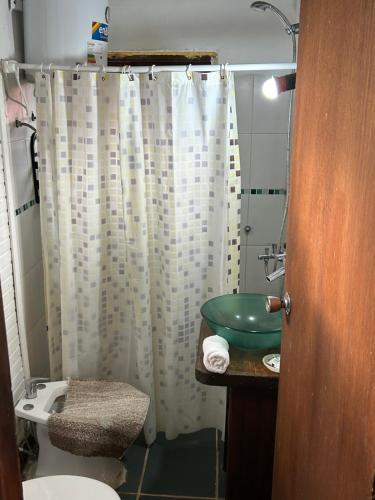 baño con lavabo y cortina de ducha en Oikos, en Punta del Diablo