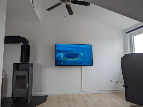 ein Wohnzimmer mit einem Flachbild-TV an der Wand in der Unterkunft Hercules Horizon Apartment in Kassel