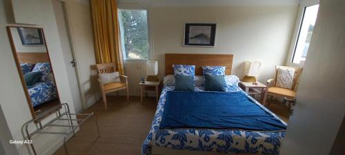 プレスタン・レ・グレーヴにあるLes Roches d'Argentのベッドルーム1室(青い掛け布団付きのベッド1台付)