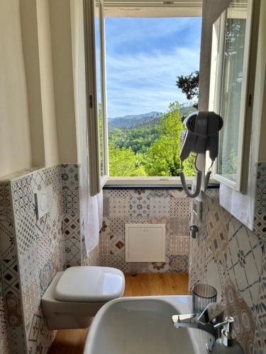 bagno con lavandino e finestra di Hotel Palazzo Costa a Beverino