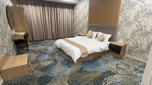 a bedroom with a bed and a television in it at شقق بيت المدينة للشقق المخدومة in Al Madinah