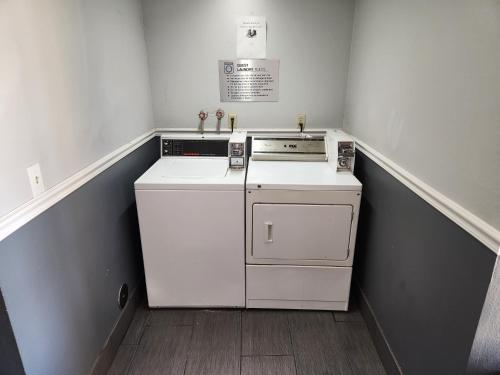 una pequeña cocina con lavadora y secadora blancas en Twin Cities Inn, Mounds View, en Mounds View