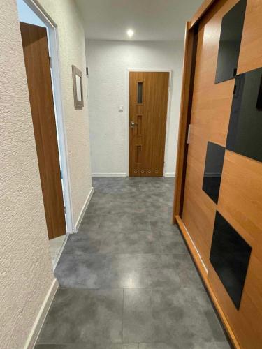 an empty hallway with a door and a hallwayngth at Jagiellonka in Malbork