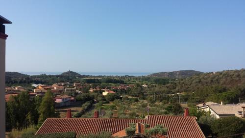 vistas a una pequeña ciudad con casas y árboles en Appartamento Rosa di Chia, en Chia