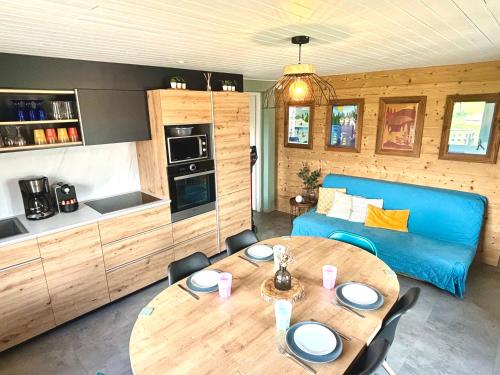 Kuchyňa alebo kuchynka v ubytovaní Appartement 4-6 personnes, vue lac
