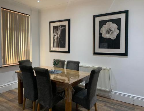 - une salle à manger avec une table et des chaises en bois dans l'établissement home in Walkley Sheffield, à Neepsend
