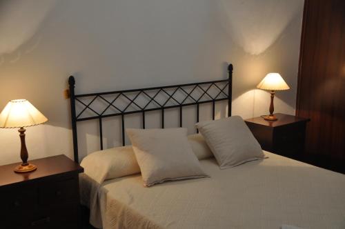 una camera con un letto con due lampade sui tavoli di Casa Rojas a Tarifa