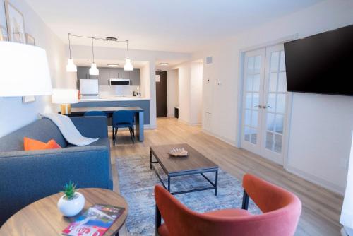 Les Suites Hotel Ottawaにあるテレビまたはエンターテインメントセンター