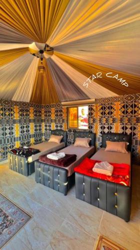 Ένα ή περισσότερα κρεβάτια σε δωμάτιο στο STAR CAMP & WiTH TOR