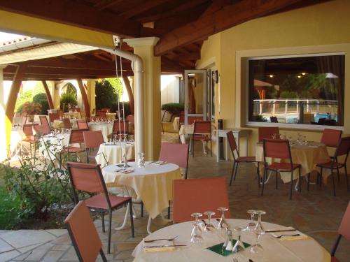 En restaurang eller annat matställe på Hotel Restaurant La Martiniere