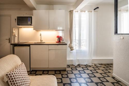 une cuisine avec un évier et un plan de travail dans l'établissement Charmant studio Rue Droite, à Narbonne