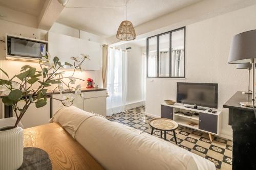 un salon avec un canapé et une télévision dans l'établissement Charmant studio Rue Droite, à Narbonne