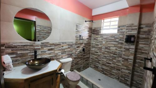 W łazience znajduje się umywalka i lustro. w obiekcie ZionGates w mieście Castries