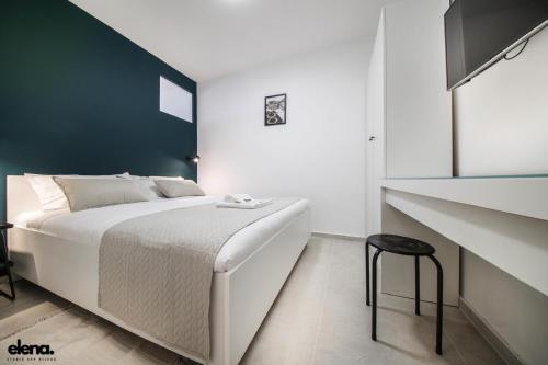 ein Schlafzimmer mit einem weißen Bett und einer schwarzen Wand in der Unterkunft Studio apartment Elena in Rijeka