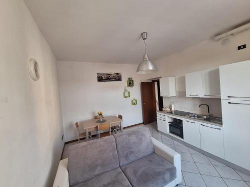 a kitchen with a couch and a table in a room at Casa Vacanza da Franco in Cremona