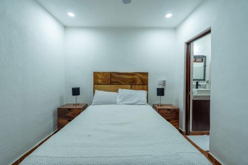 sypialnia z dużym łóżkiem i umywalką w obiekcie New Tranquil Oasis in Puerto Vallarta w mieście Puerto Vallarta
