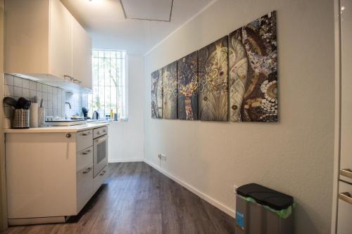 eine Küche mit einem großen Wandgemälde in der Unterkunft Schöne Wohnung für 4 Gäste an der Eilenriede mit kostenlosen Parkplätzen in Hannover