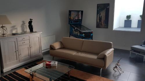 a living room with a couch and a glass table at Loft Wagram - 24h - 10min circuit en tram in Le Mans