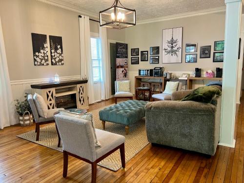 uma sala de estar com um sofá e cadeiras e uma lareira em The Tellico Plains Inn and Event Venue em Tellico Plains